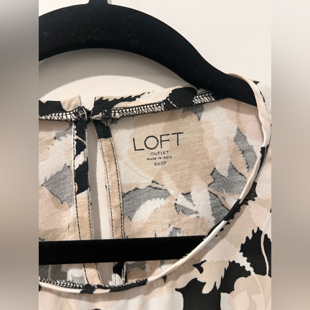 LOFT Black Cream Floral Cap-Sleeve Blouse XXS Lightweight - Picture 4 of 10